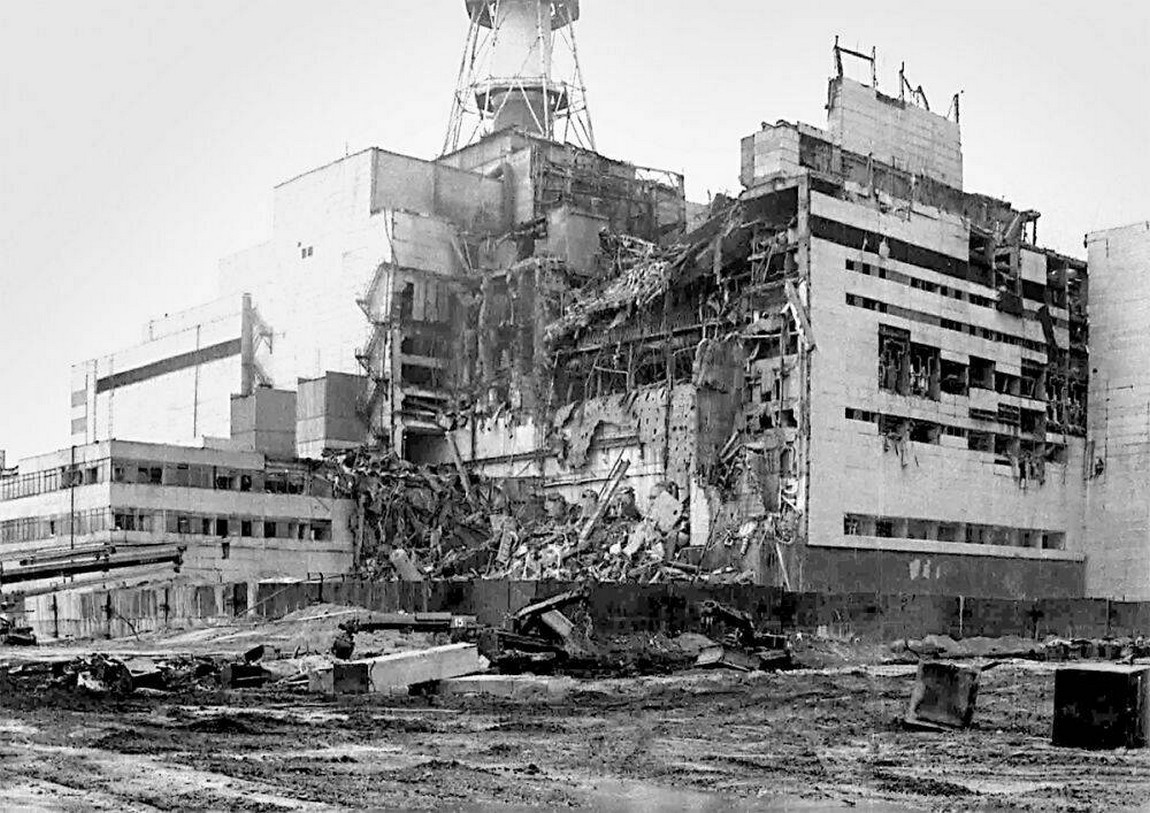 Разбураны чацвёрты энергаблок пасля тушэння пажару, красавік 1986 года